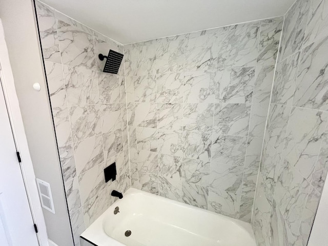 bathroom featuring tiled shower / bath combo