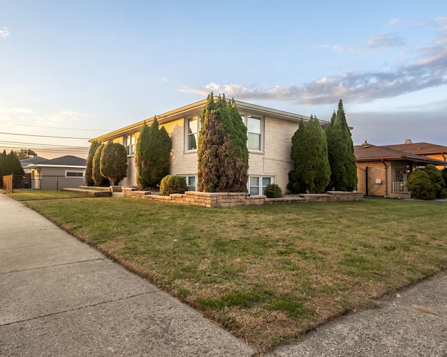 view of front of property featuring a lawn