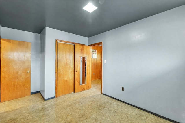 unfurnished bedroom featuring a closet