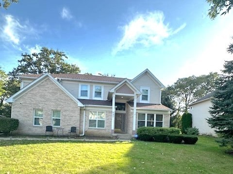 view of front of property featuring a front yard