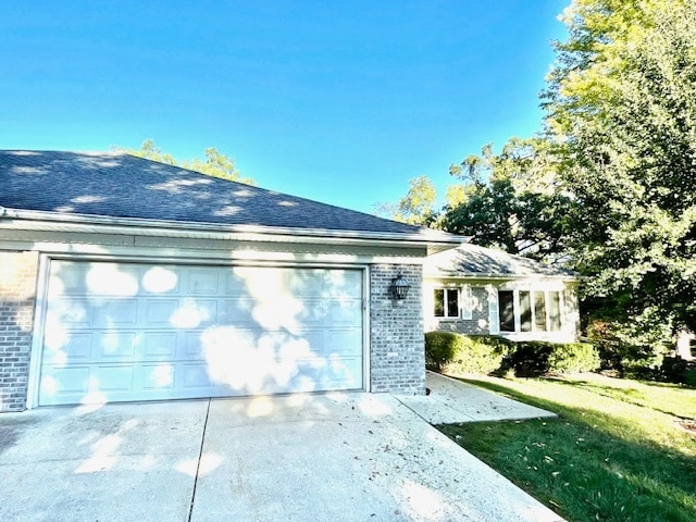 view of front of home featuring a front yard