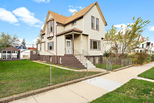 view of front of property with a front yard