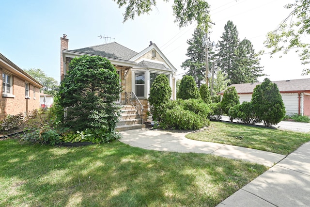 view of front facade featuring a front lawn