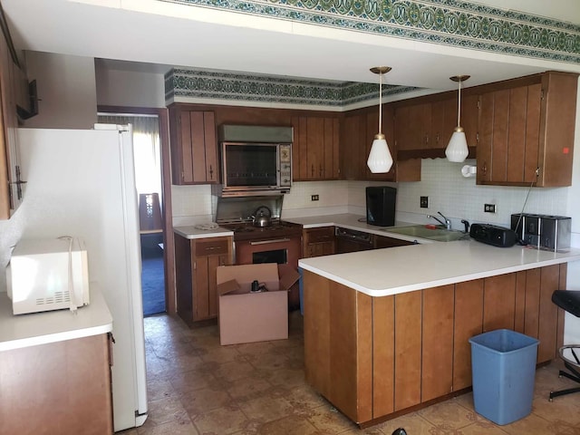 kitchen with kitchen peninsula, tasteful backsplash, and sink