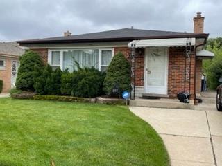 view of front facade featuring a front yard