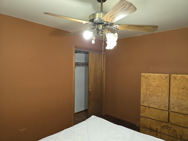 unfurnished bedroom with ceiling fan and a closet