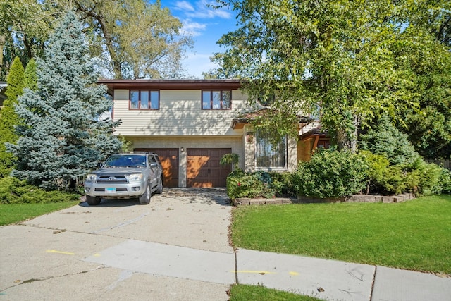 view of front of home featuring a front yard and a garage