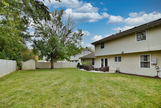 view of yard featuring a patio