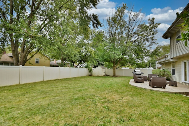 view of yard featuring a patio area