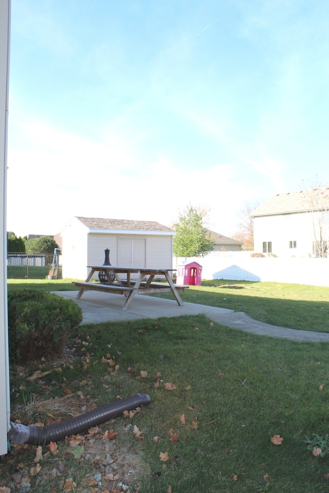 view of yard featuring a patio area