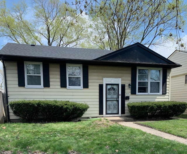 view of front facade featuring a front yard