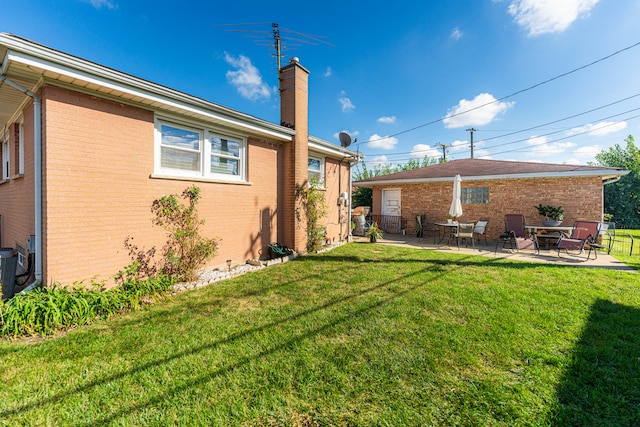 view of yard featuring a patio area