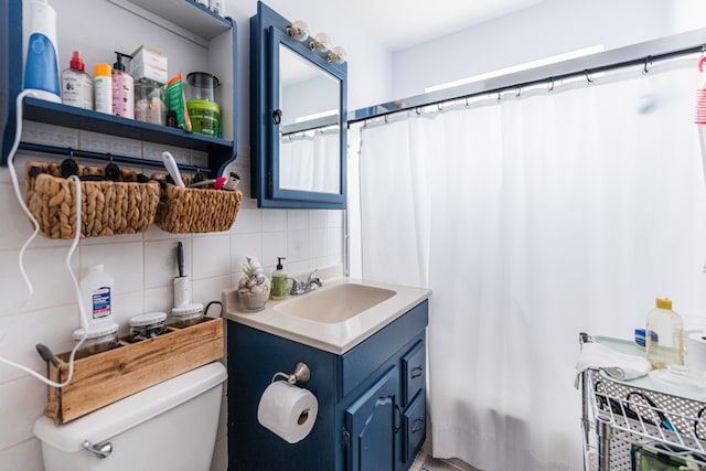 bathroom with curtained shower, decorative backsplash, vanity, and toilet