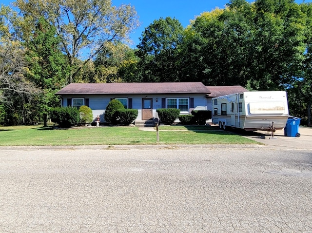 view of front facade featuring a front lawn