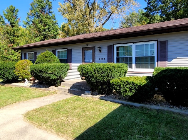 single story home with a front yard