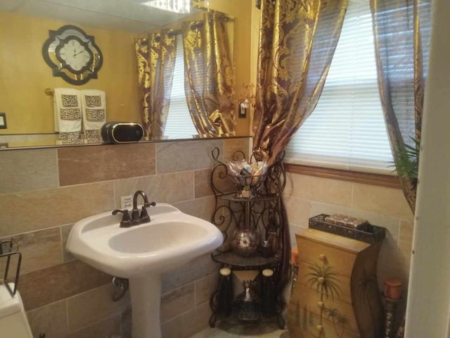 bathroom featuring tile walls