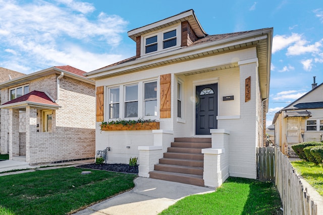 view of front facade featuring a front lawn