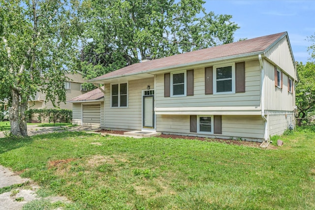 bi-level home featuring a front lawn