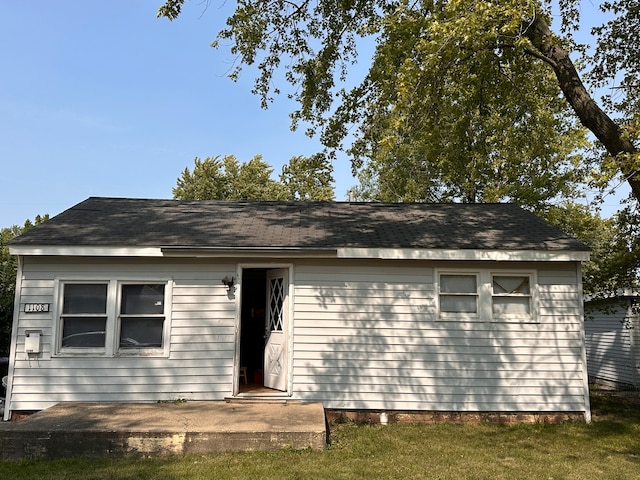 view of front of home featuring a front yard