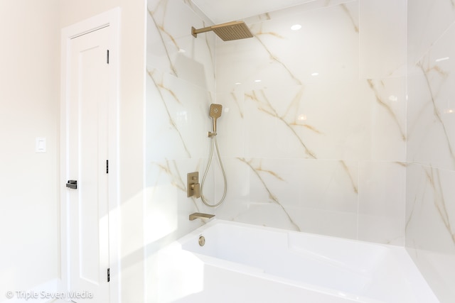 bathroom featuring tiled shower / bath combo