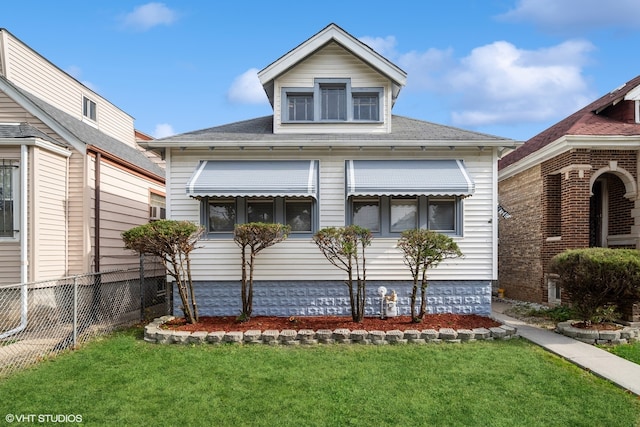 view of front of home featuring a front yard