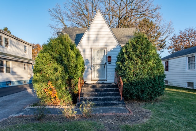 view of front facade featuring a front lawn