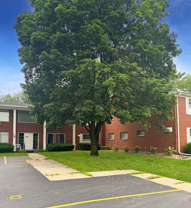 view of front of house featuring a front lawn