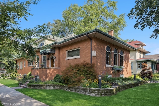 view of side of property featuring a yard