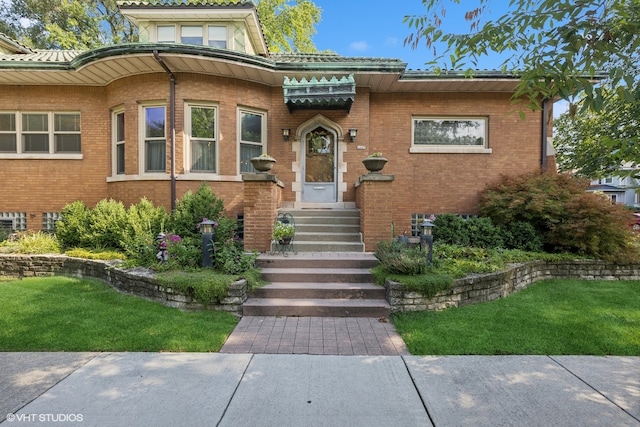 view of front of house featuring a front lawn