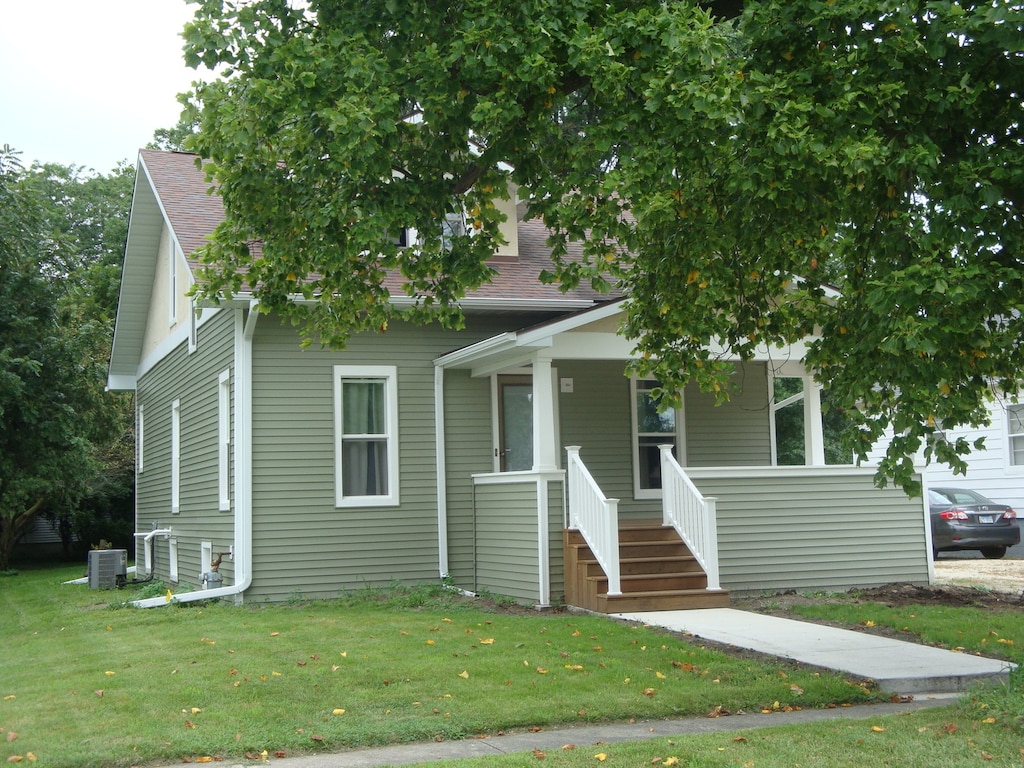 view of front of house with a front yard