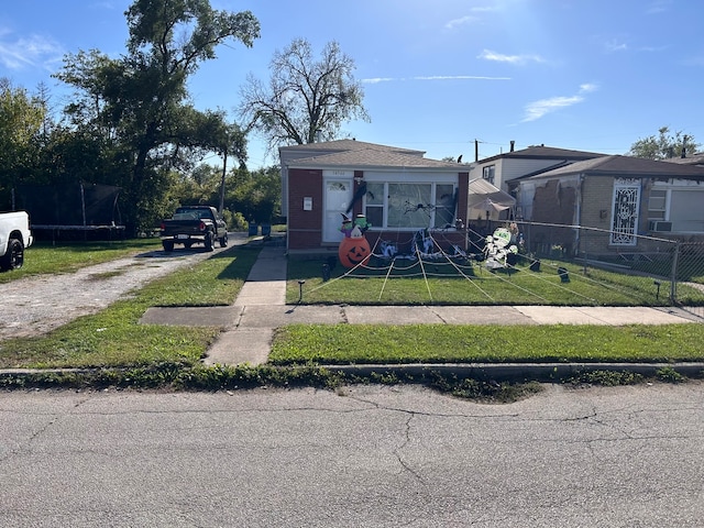 bungalow featuring a front lawn