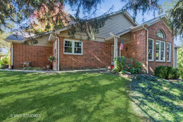 view of front of property featuring a front yard