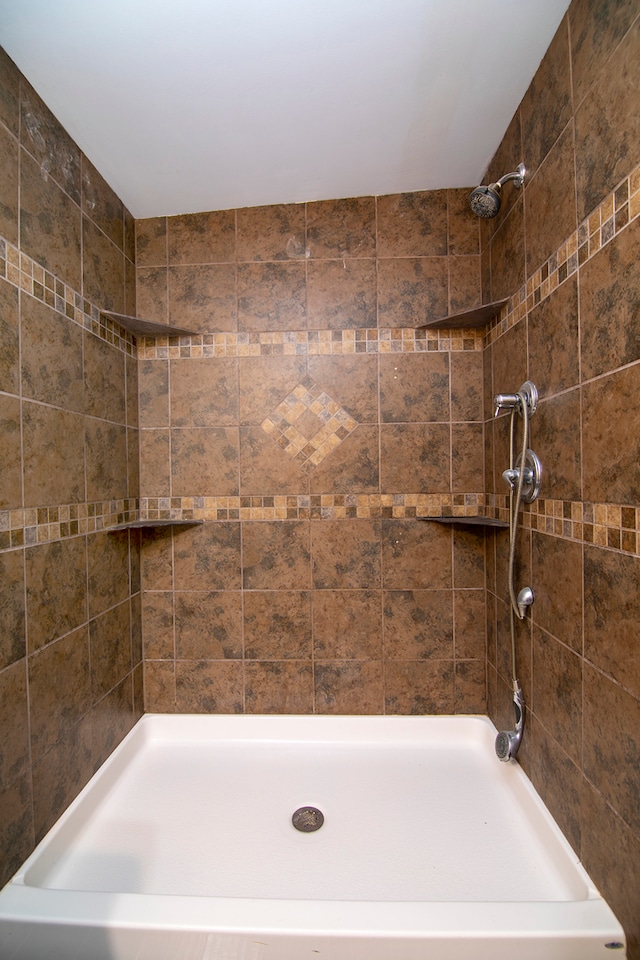 bathroom featuring tiled shower