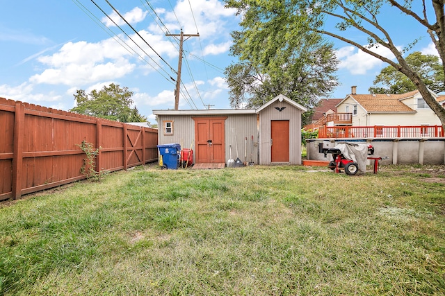 view of yard featuring a storage shed