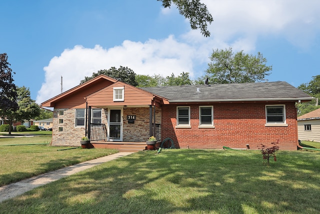 view of front of property featuring a front yard