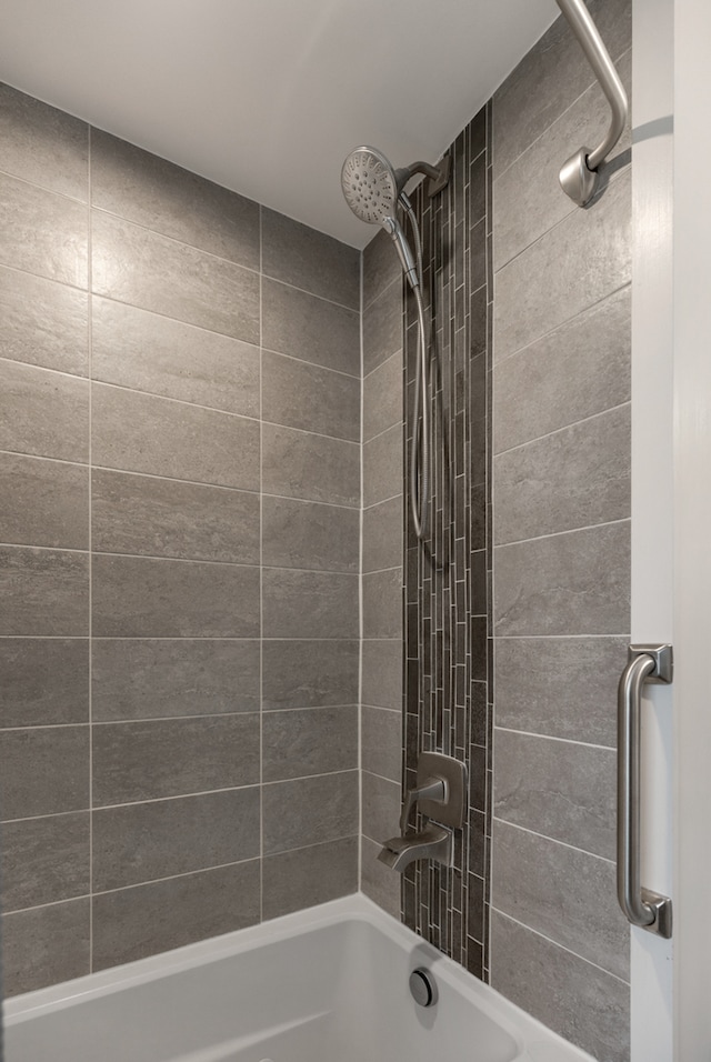 bathroom with tiled shower / bath