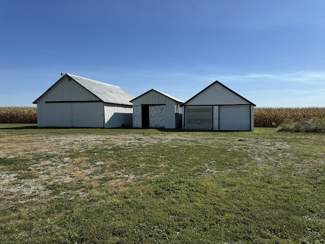 view of yard featuring an outdoor structure and a garage