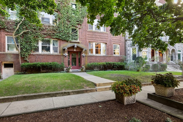 view of front of house featuring a front lawn