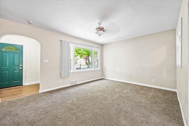 unfurnished room featuring ceiling fan and carpet flooring