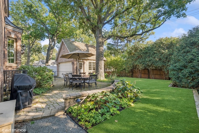 view of yard featuring a patio