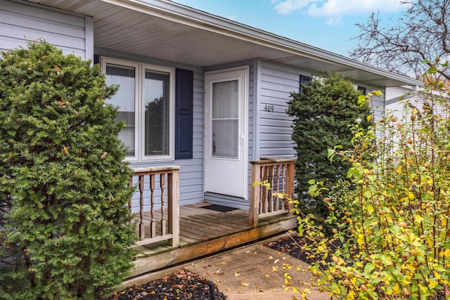 entrance to property featuring a wooden deck