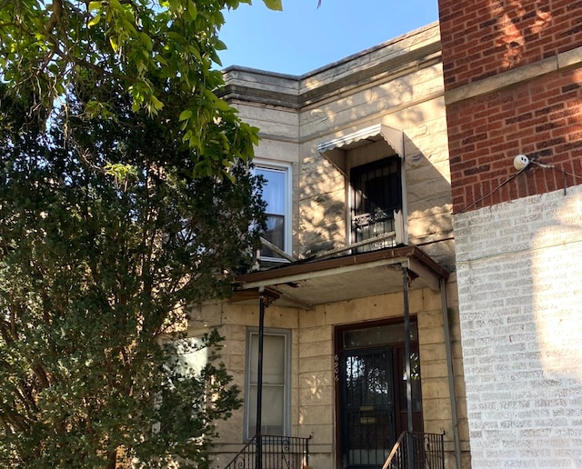 entrance to property featuring a balcony