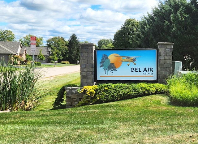 community sign with a yard