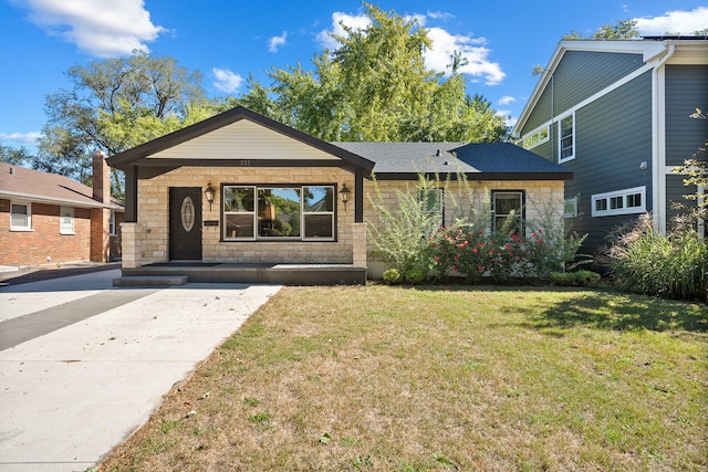 view of front of property with a front lawn