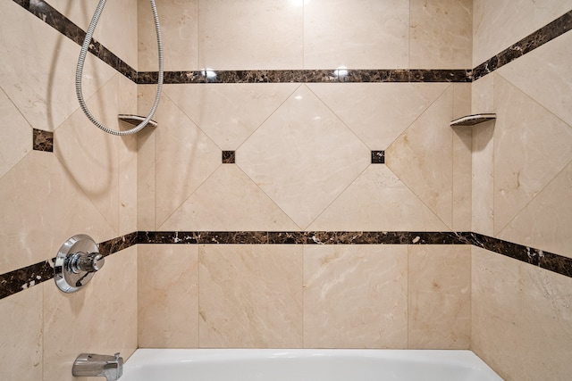 bathroom with tiled shower / bath combo