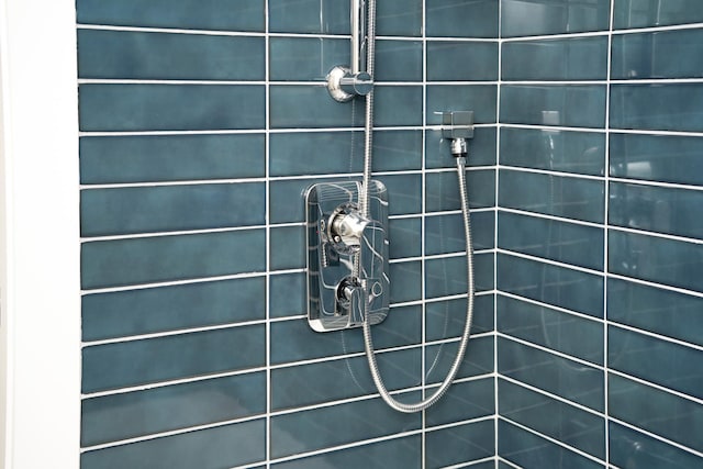 room details featuring a tile shower