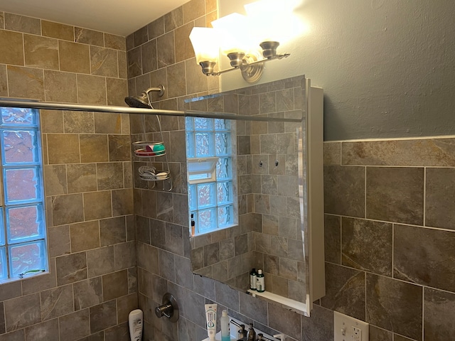 bathroom featuring tiled shower