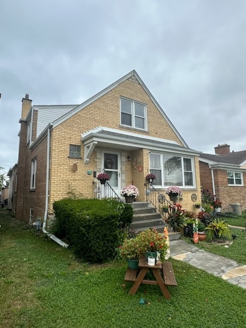 view of front of home featuring a front lawn