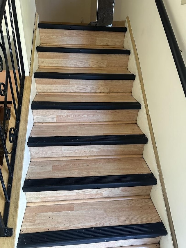 16515 S Ashland Ave, Markham, IL 60428 - view of staircase