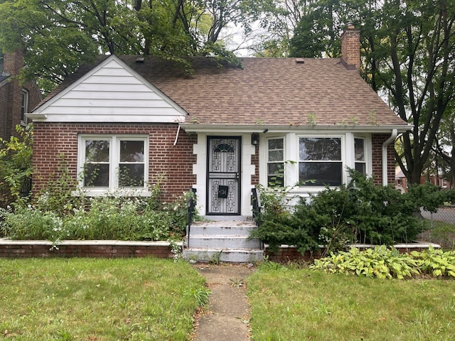 view of front of property featuring a front lawn